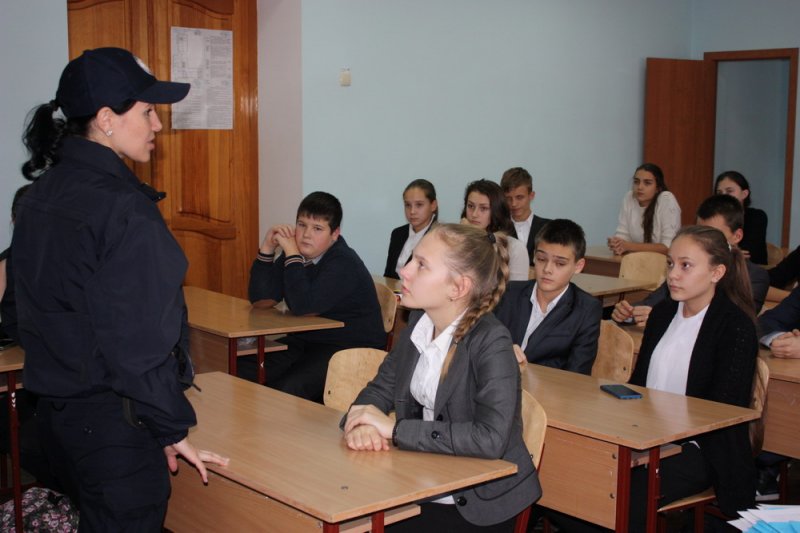 Васильківські поліцейські проводять для школярів та їх батьків уроки правових знань