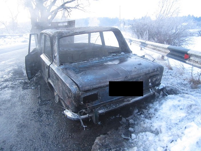 У Васильківському районі молодики викрали та спалили автівку
