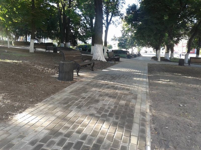 Реконструкція скверу біля пам'ятника Головачова