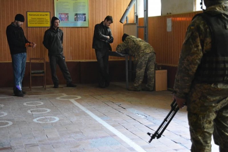 Трое мужчин попытались проникнуть на военный аэродром в Киевской области