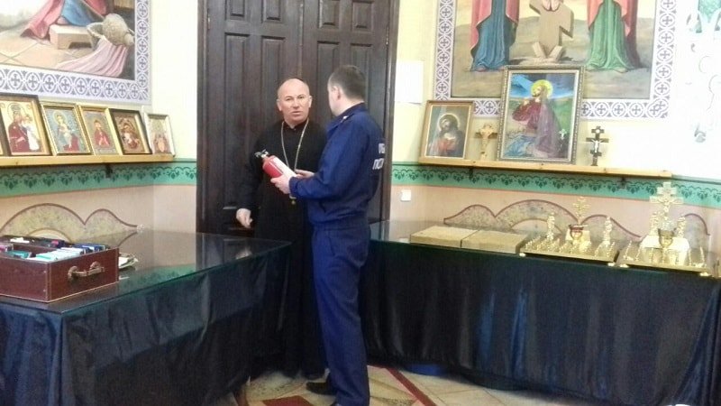 ПРАЦІВНИКИ ДСНС ЗАКЛИКАЮТЬ БУТИ ОБЕРЕЖНИМИ ПРИ ВИКОРИСТАННІ ВІДКРИТОГО ВОГНЮ ПІД ЧАС ВЕЛИКОДНІХ СВЯТ