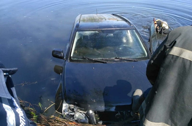 В РІЧЦІ СТУГНА ВИЯВЛЕНИЙ ЗАТОНУЛИЙ АВТОМОБІЛЬ
