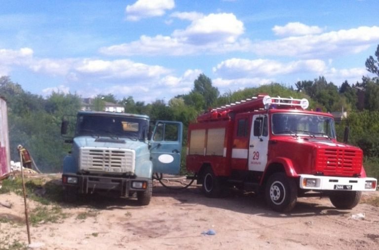 НА ТЕРИТОРІЇ АВТОПАРКУ ЛІКВІДУЮТЬ ЗАГОРЯННЯ СМІТТЄЗВАЛИЩА