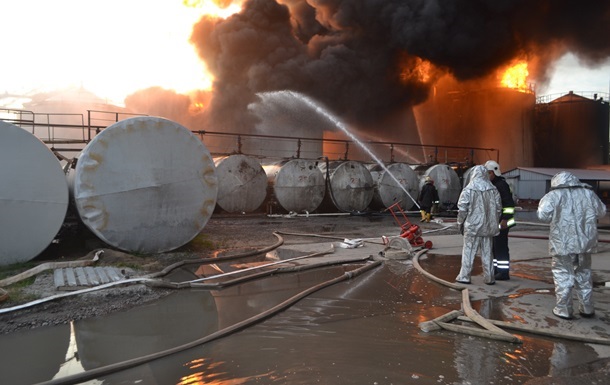 Двох рятувальників судитимуть через пожежу на нафтобазі під Васильковом