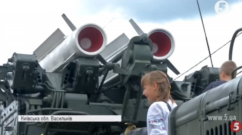 МІНІ-ПАРАД ТЕХНІКИ ТА ЛІТАК-РОВЕСНИК УКРАЇНИ: ЯК У ВАСИЛЬКОВІ ВІДЗНАЧАЛИ СВЯТО