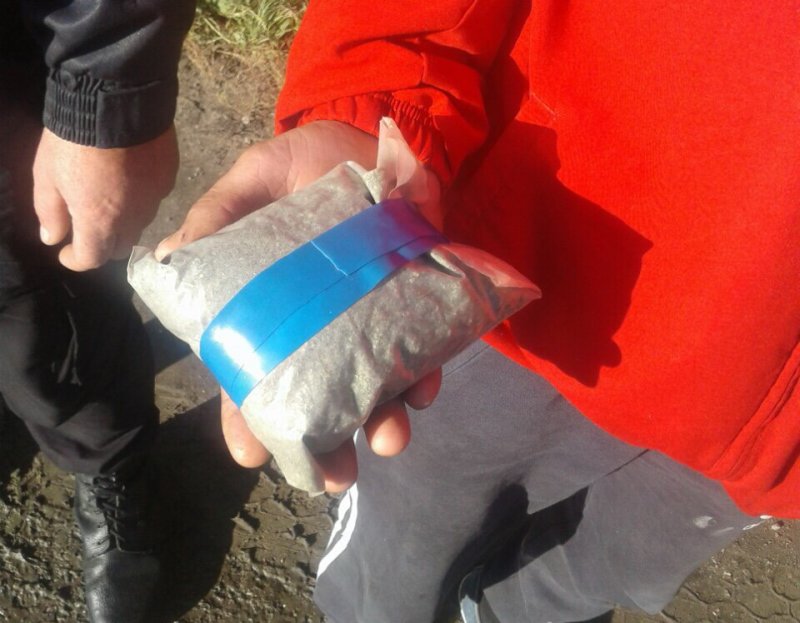 В Гребінках  оперативники виявили у 20-річного юнака пакет з коноплею.