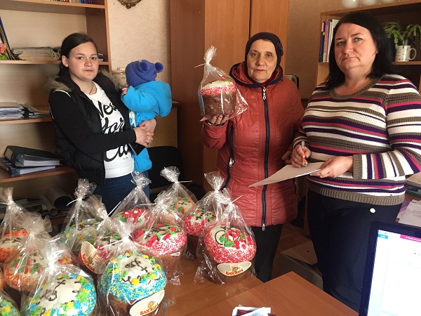 ВЕЛИКОДНІ ПОДАРУНКИ ДЛЯ СІМЕЙ СОЦІАЛЬНО – НЕЗАХИЩЕНИХ КАТЕГОРІЙ