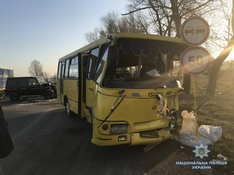 ДТП: чотири пасажира «Богдану» травмовані.