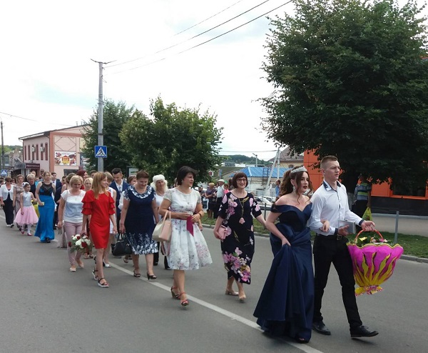 НА КРИЛАХ ВИПУСКНОГО БАЛУ…