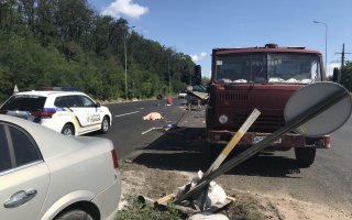 ПОД ВАCИЛЬКОВОМ  АВТОМОБИЛЬ СБИЛ НАСМЕРТЬ ДОРОЖНОГО РАБОТНИКА