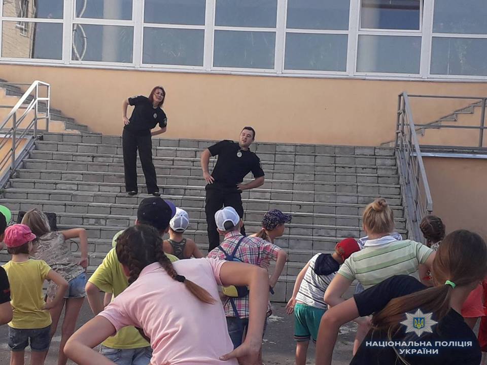 Васильківські поліцейські провели ранкову зарядку для дітлахів