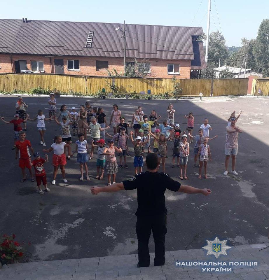 Васильківські поліцейські провели ранкову зарядку для дітлахів