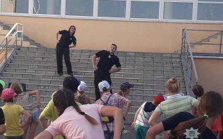 Васильківські поліцейські провели ранкову зарядку для дітлахів