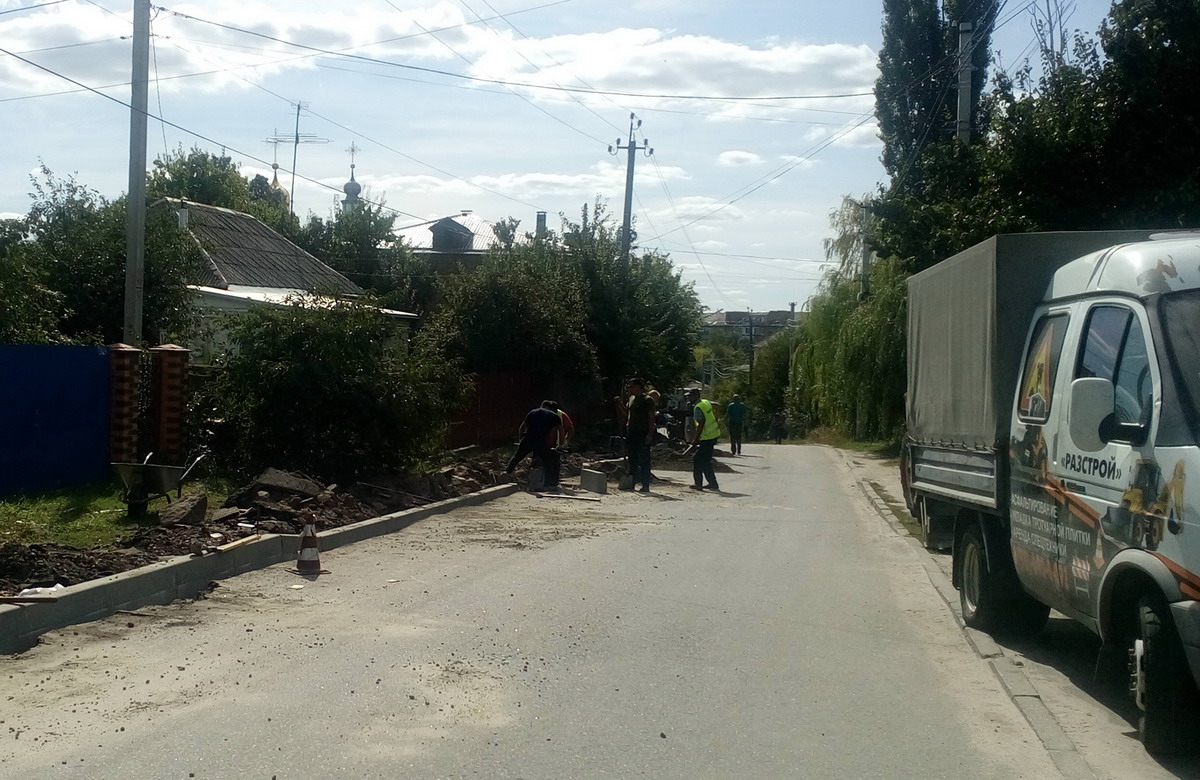 У Василькові по вулиці Преображенській (Рози Люксембург) влаштовують тротуар.