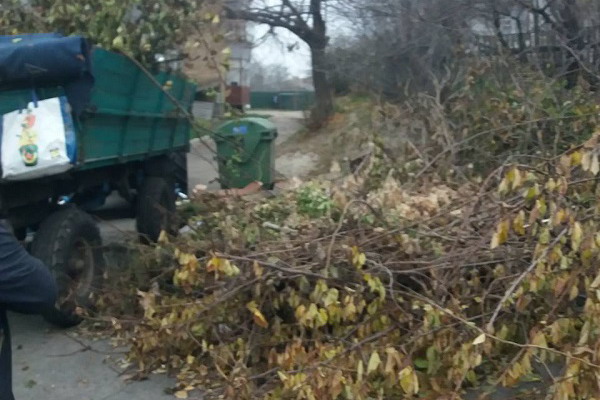 ПРОВОДЯТЬСЯ РОБОТИ ПО ПРИБИРАННЮ ВЕЛИКОГАБАРИТНОГО СМІТТЯ