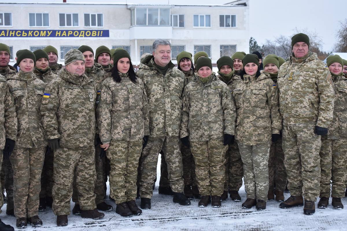 Президент України прибув у Васильків, щоб передати оновлену авіаційну техніку