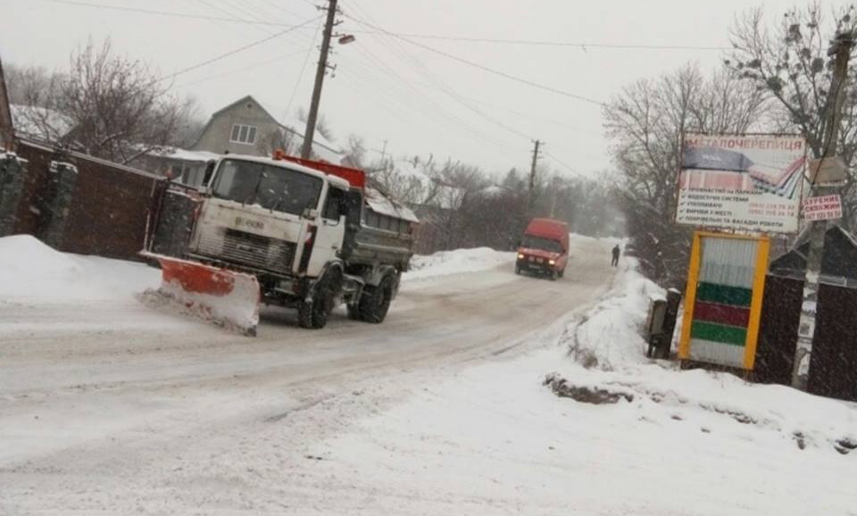 Роботи з очищення від снігу вулично-дорожньої мережі тривають.