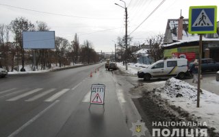 У Василькові на проблемній «зебрі» автомобіль збив  двох школярів