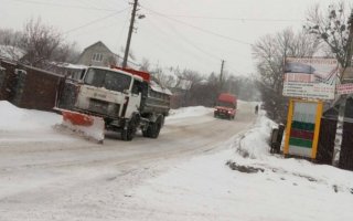 Роботи з очищення від снігу вулично-дорожньої мережі тривають.