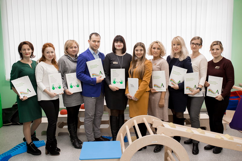 Васильківському «Інклюзивно-ресурсному центру» передали методичні посібники для дітей з особливими потребами