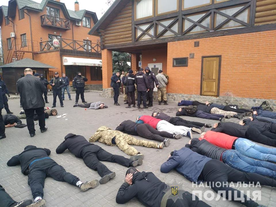 Поліція перевіряє законність дозволів вилученої зброї у готелі на Васильківщині