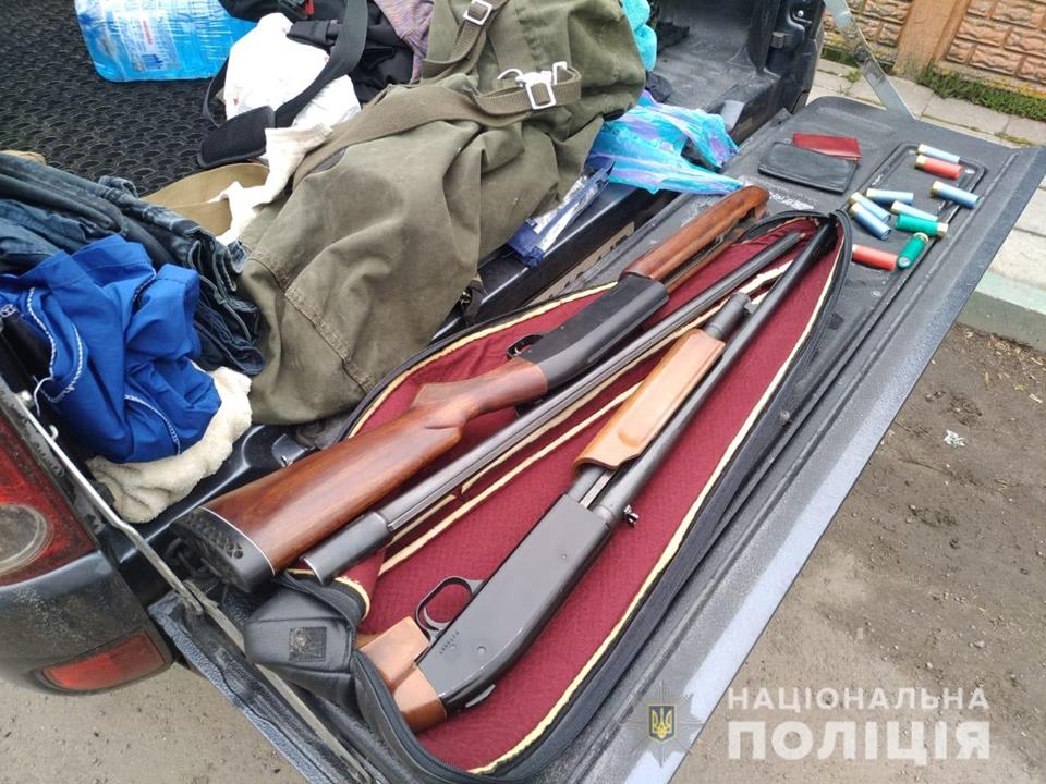 Поліція перевіряє законність дозволів вилученої зброї у готелі на Васильківщині