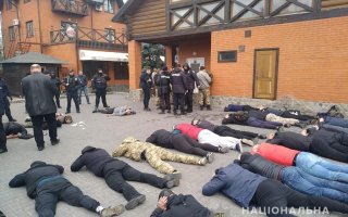 Поліція перевіряє законність дозволів вилученої зброї у готелі на Васильківщині