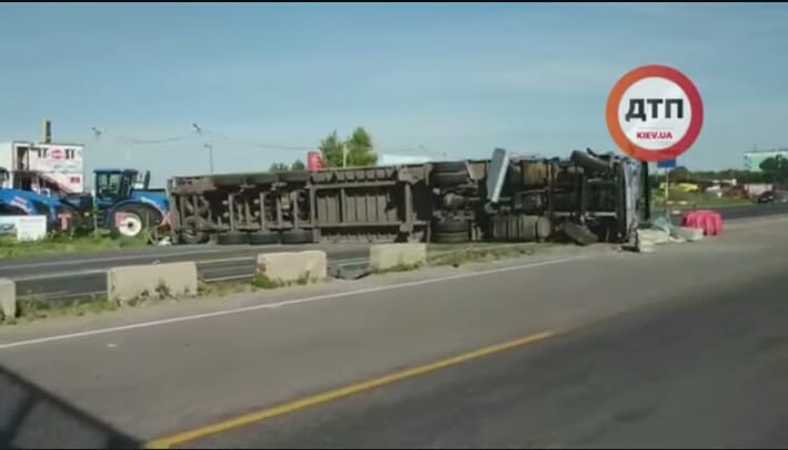 ДТП   на Васильківщині. У фуру врізався легковик