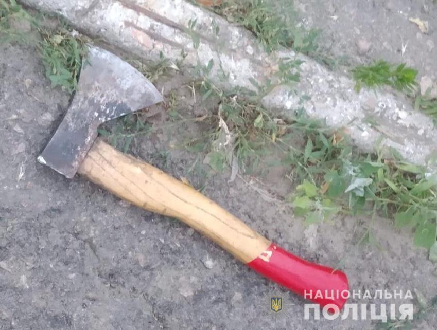 Затримано чоловіка, який напідпитку накинувся з сокирою на поліцейського охорони