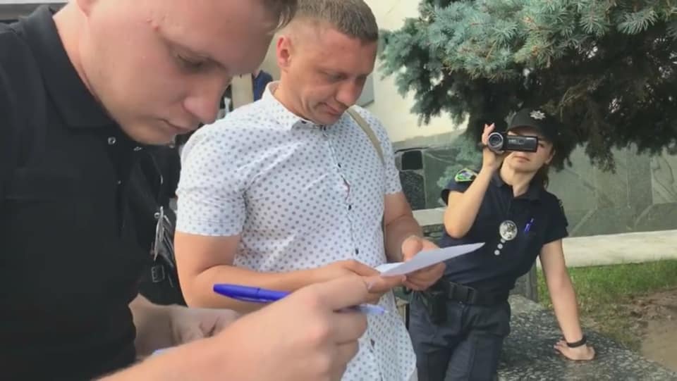 Секретарю ОВК №94 поліція вручила повістку на допит