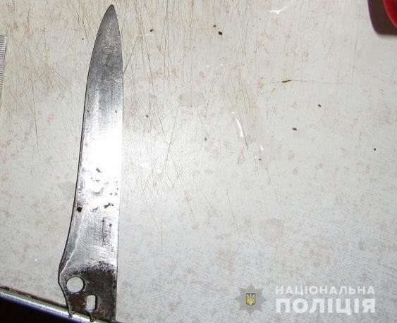 Под Васильковом  мужчина ударил полицейского ножом