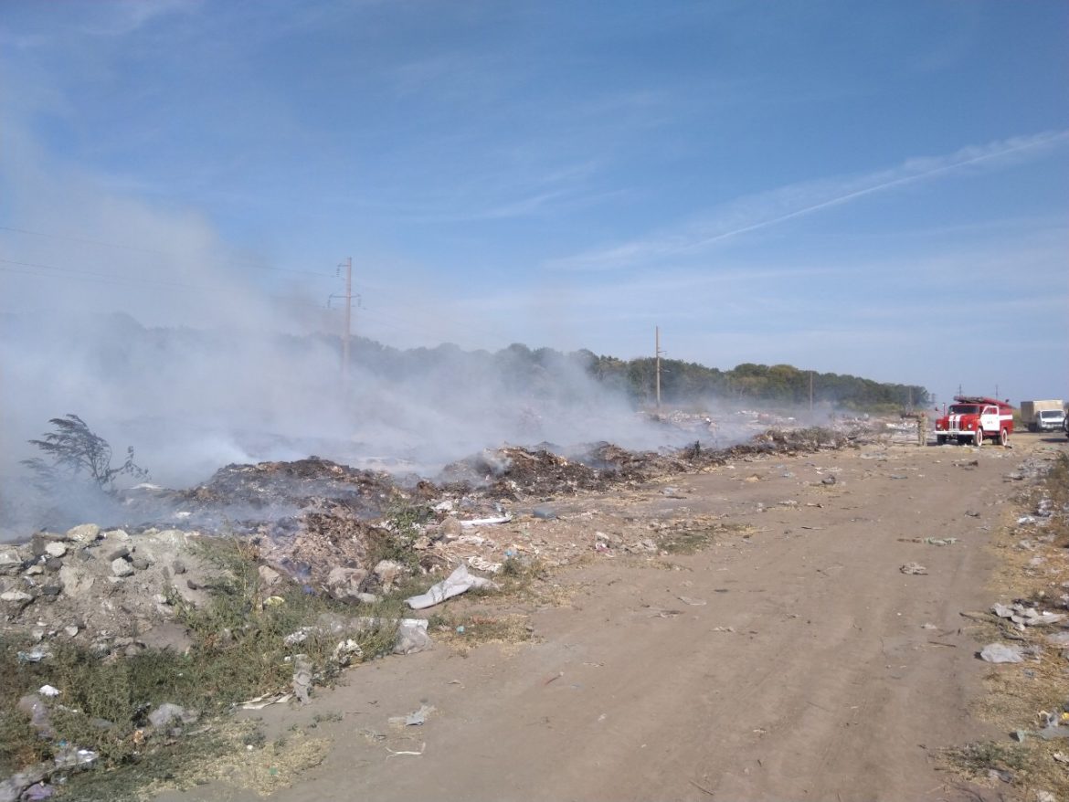 У Василькові масштабно палає сміттєзвалище