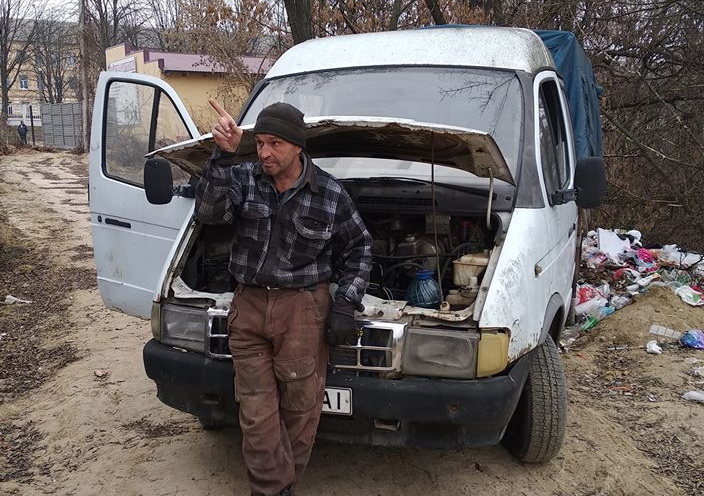 У Василькові «на гарячому» упіймали невідомих, які викидали купу сміття в яр