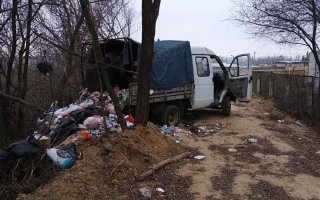 У Василькові «на гарячому» упіймали невідомих, які викидали купу сміття в яр