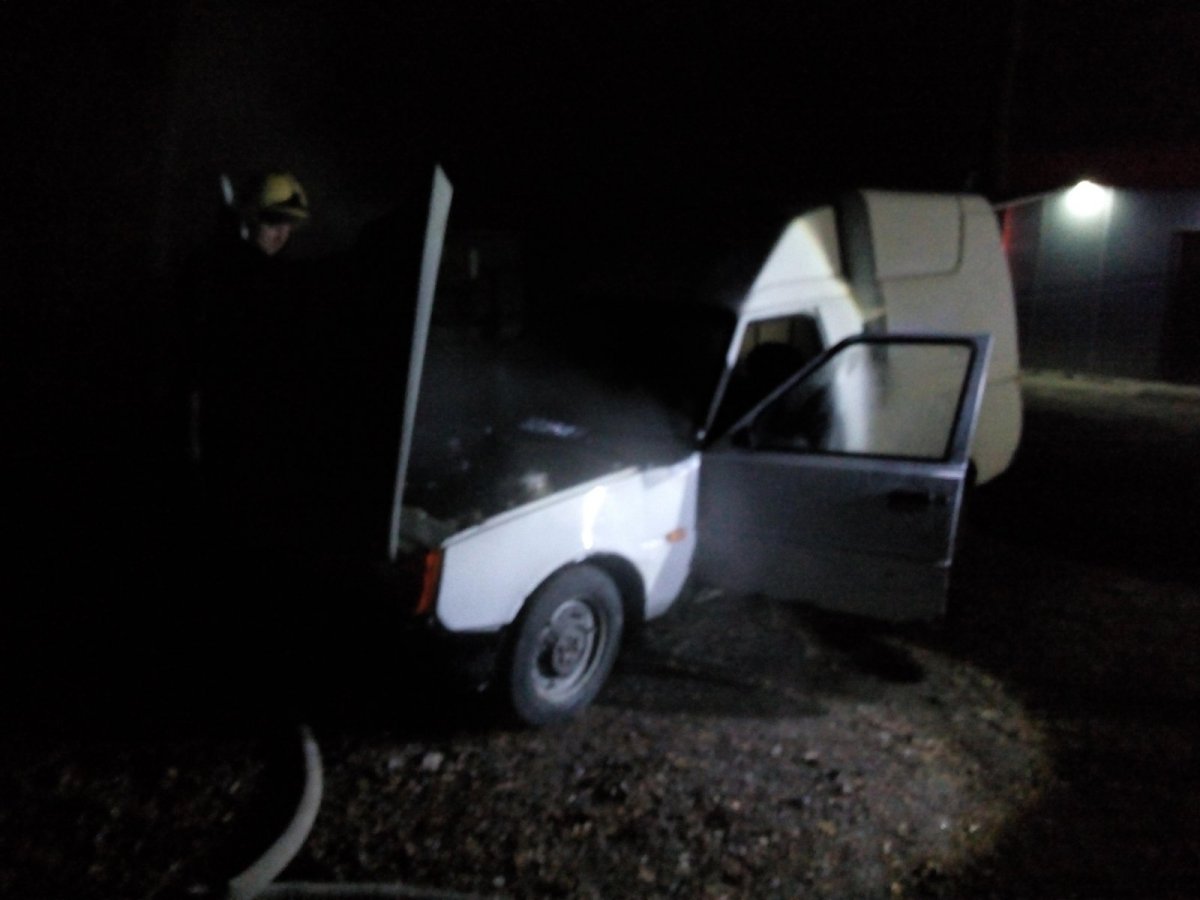 Пьяный водитель едва не сгорел в автомобиле  под Васильковом