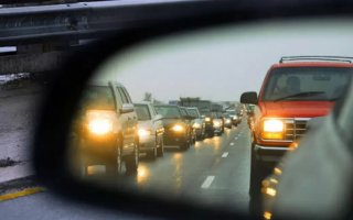 Водители в Украине с 1 октября обязаны включать фары днем