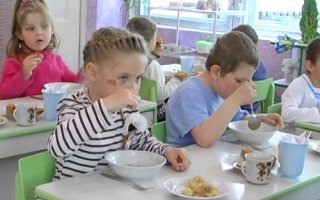 У Василькові жінка вкрала майже 80 тисяч гривень з дитячих сніданків у садочках