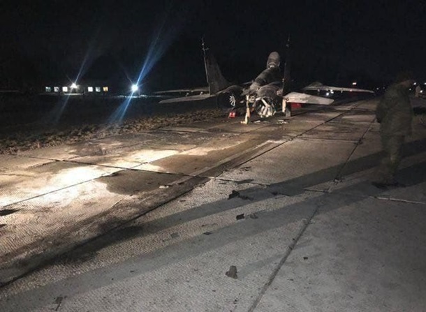 На аэродроме в Василькове  самолет столкнулся с автомобилем