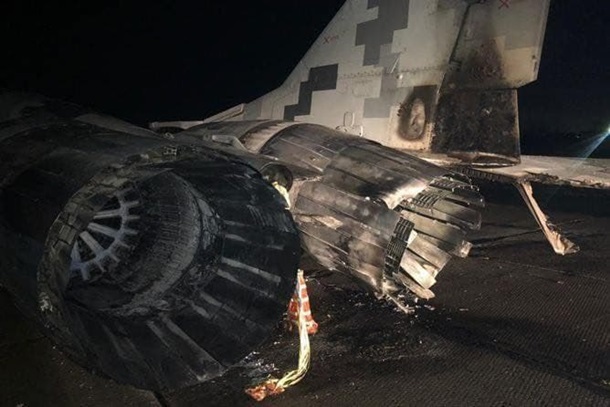На аэродроме в Василькове  самолет столкнулся с автомобилем