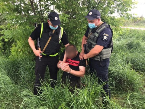 У Василькові затримали озброєного хулігана, який погрожував охоронцю підприємства