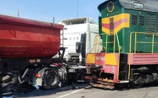 ПІд Васильковом вантажівка зіткнулася з локомотивом