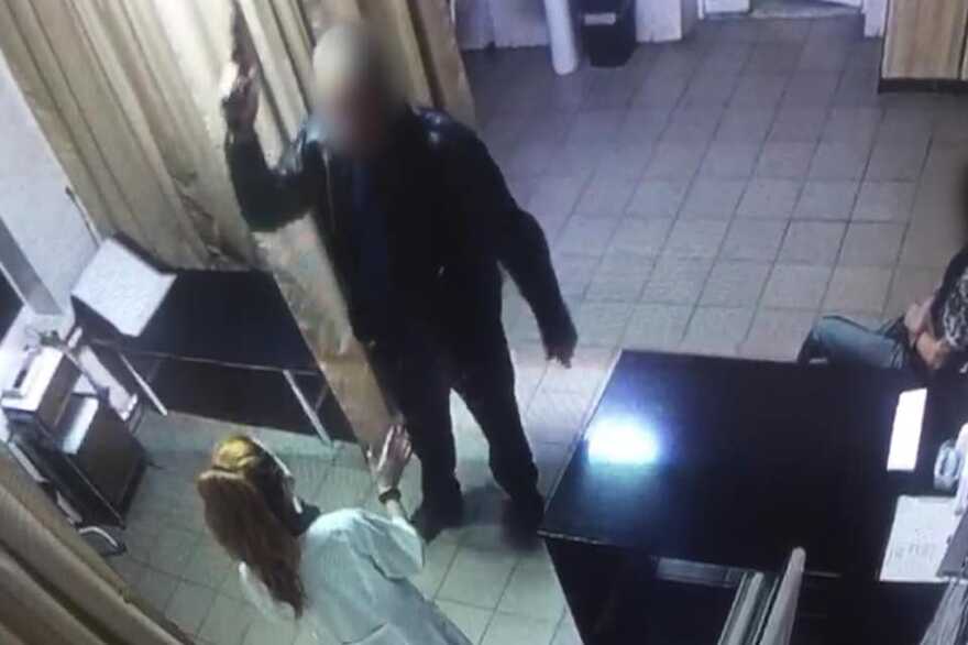 У місті Васильків  затримали озброєного чоловіка, який погрожував медику пістолетом у місцевій лікарні.