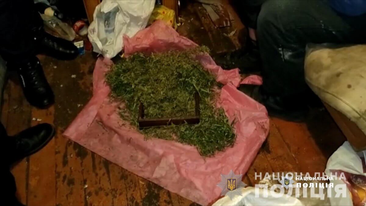 У місцевого жителя виявили сумки з канабісом
