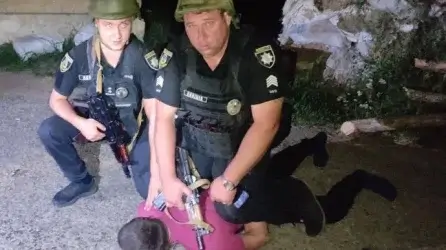 На Васильківщині чоловік розстріляв прапор України і погрожував поліцейським гранатою