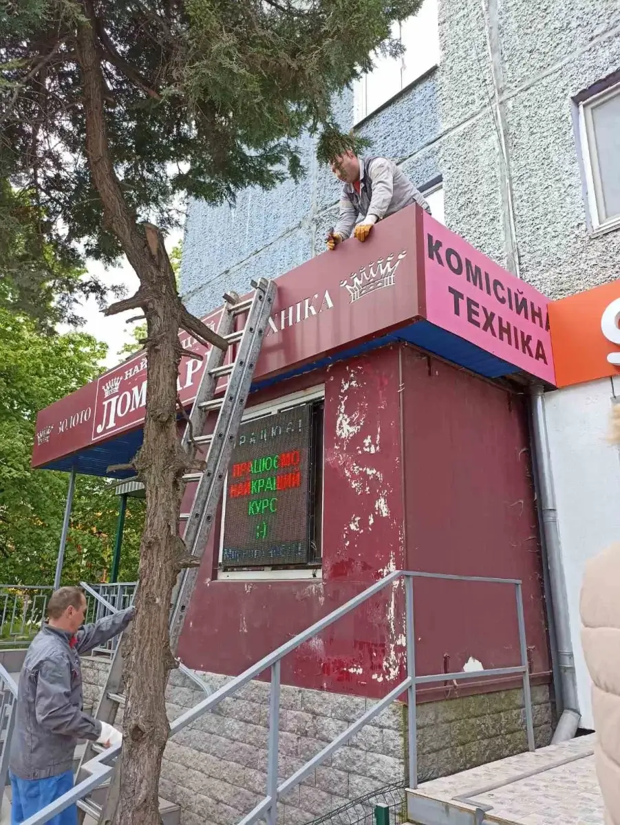 В Василькові демонтують самовільно встановлені рекламні  вивіски