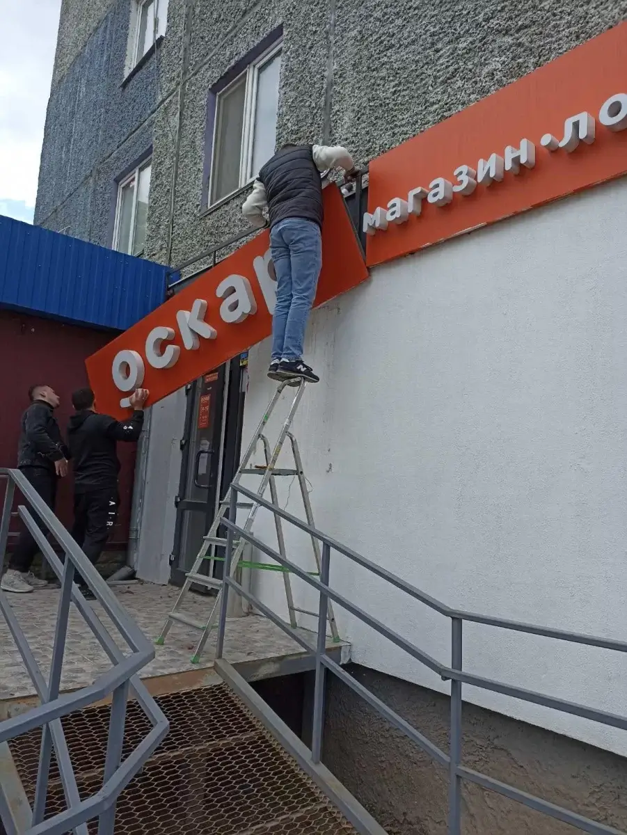 В Василькові демонтують самовільно встановлені рекламні  вивіски