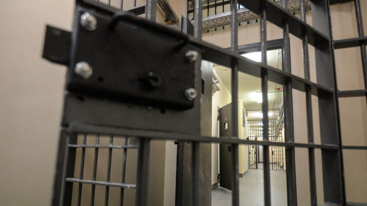 Мешканець Васильківщини проведе за ґратами 7 років за розбійний напад на жінку