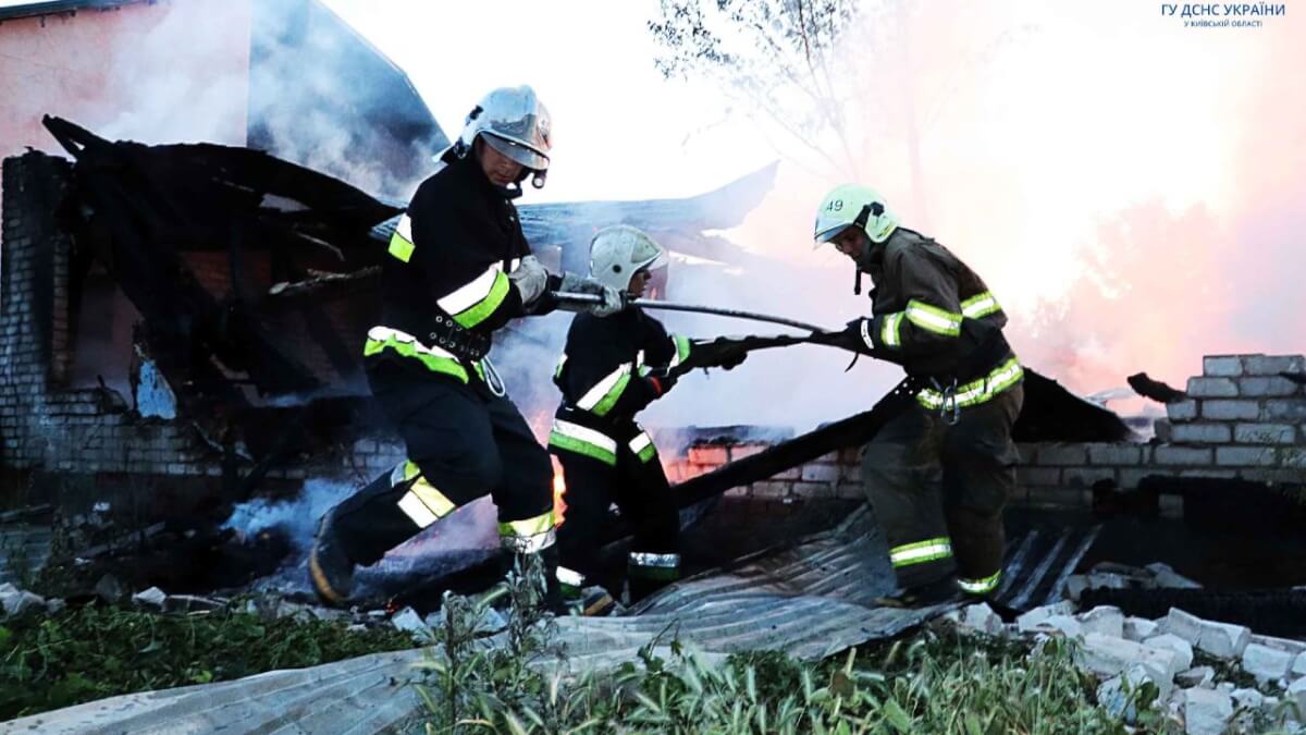 Масштабну пожежу  загасили пожежники у Василькові: не дали перекинутись вогню на житло