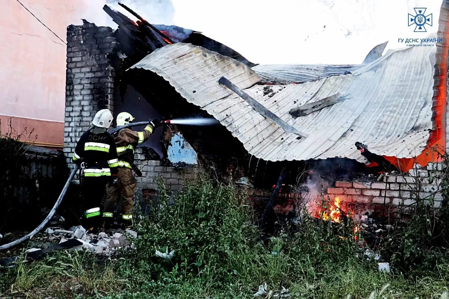 Масштабну пожежу  загасили пожежники у Василькові: не дали перекинутись вогню на житло