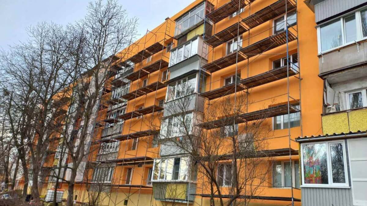 В місті Васильків відновлюють черговий пошкоджений  РФ будинок